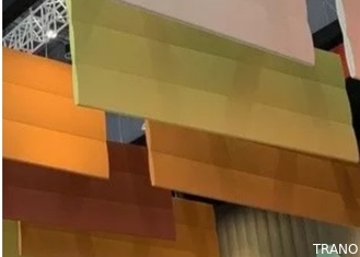 La ejecución multicolora sentía moho acústico de los bafles de los sonidos prevenir