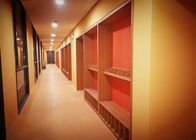 El recubrimiento de paredes fonoabsorbente del pasillo de la escuela, absorción del estudio artesona la prueba del moho